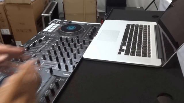 Denon MCX8000 Glide Style Case by Odyssey (FZGSMCX8000W2): Racking & Packing смотреть онлайн