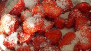 Тирольский пирог с клубникой