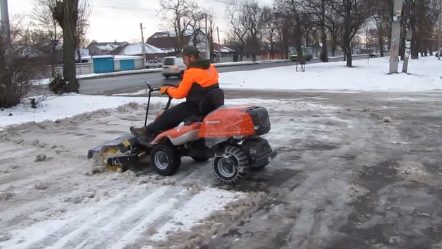 Уборка снега трактором - райдер Husqvarna R 214C с щеткой в деле смотреть онлайн
