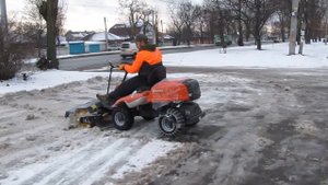 Уборка снега трактором - райдер Husqvarna R 214C с щеткой в деле