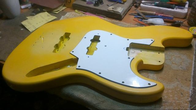 Покраска бас гитары в "санберст".(изменение профиля грифа) Гость мастерской А.Самусенко! смотреть онлайн