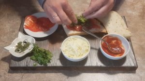 Бутерброды. с сыром и помидоами.
