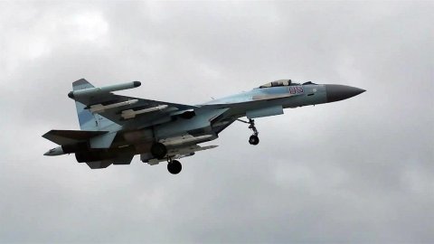 Истребитель Су-35 был поднят в небо над акваторией Балтийского моря из-за бомбардировщиков ВВС США.