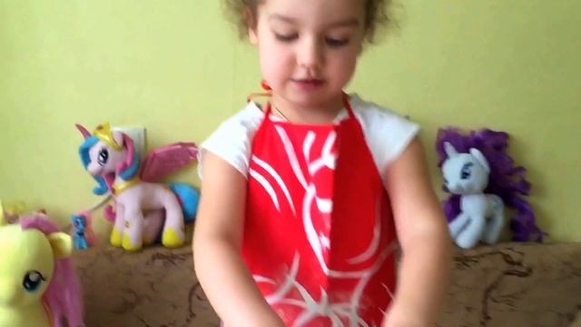 Первый раз Алиса печёт сосиски в тесте. Весёлая кулинария смотреть онлайн