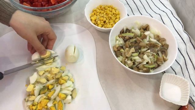 салат з ГРИБАМИ, КУРКОЮ та ПЕРЦЕМ / смачно та просто / Salad With Sweet Pepper