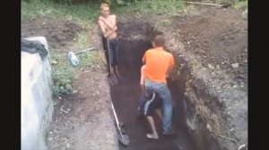 Алкаши копают могилу