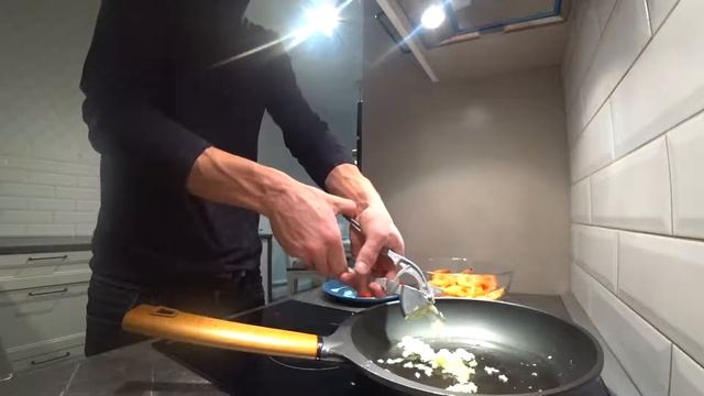 Видеорецепт: Креветки в чесночно-томатном соусе. смотреть онлайн