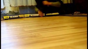 Мальчик собирает модель поездов PIKO 57181