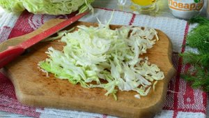 Салат с капустой, ветчиной и сухариками