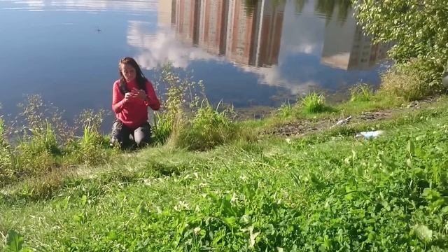 Пьяная купается осенью в южном Бутово в пруду ч2. смотреть онлайн