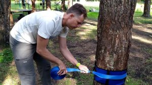 Как натянуть слэклайн (slackline) в парке.