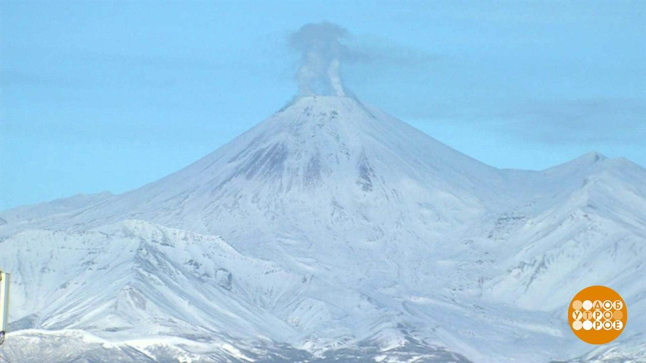 Действует ли вулкан эльбрус. Извержение вулкана Эльбрус. Вулкан Эльбрус извергается. Вулканы Камчатки. Извержение вулкана на Камчатке.