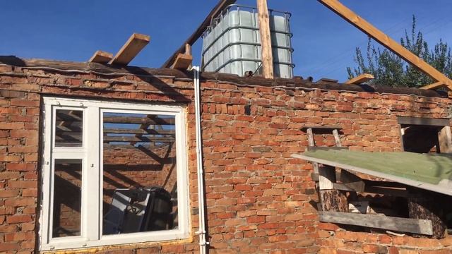 Установили бак для полива тёплой водой в теплицах. Сарай из кирпичной коробки заброшенного дома. смотреть онлайн