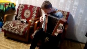 Антон играет на бояне!!!!