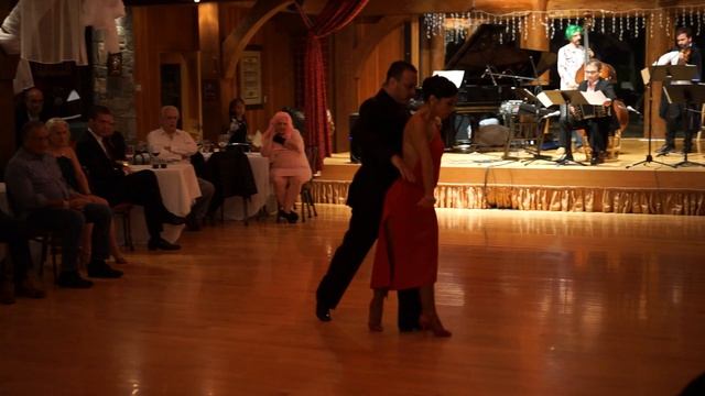 Carolina Jaurena & Andres Bravo dancing to Gallo Ciego played by the Hector Del Curto Tango Quintet смотреть онлайн