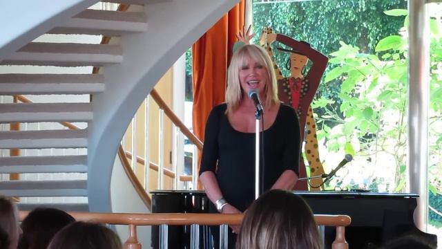 Suzanne Somers sings to Leslie Hamel on her birthday! смотреть онлайн