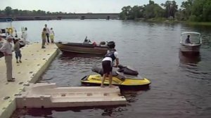 Спуск гидроцикла на воду с причала