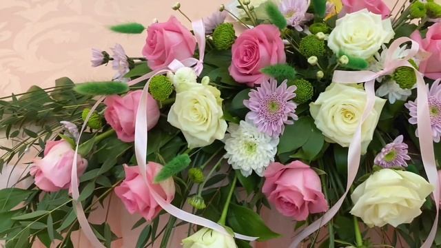 Композиция их живых цветов на свадебный стол смотреть онлайн