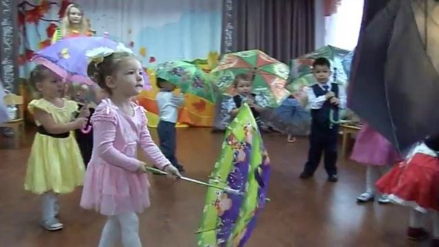 Осенний досуг «В осеннем саду» в первой младшей группе смотреть онлайн