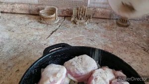 МЕДАЛЬОНЫ ИЗ ИНДЕЙКИ ПОД СЛИВОЧНО-ГРИБНЫМ СОУСОМ