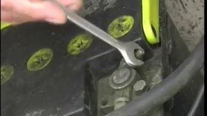 ПОЧЕМУ ПРОИСХОДИТ ОКИСЛЕНИЕ КЛЕММ АККУМУЛЯТОРА