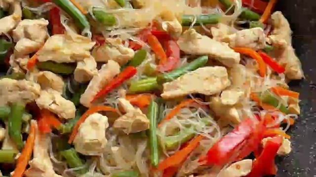 Фунчоза с курицей и овощами РЕЦЕПТ ПРИГОТУВАННЯ В ОПИСАХ смотреть онлайн