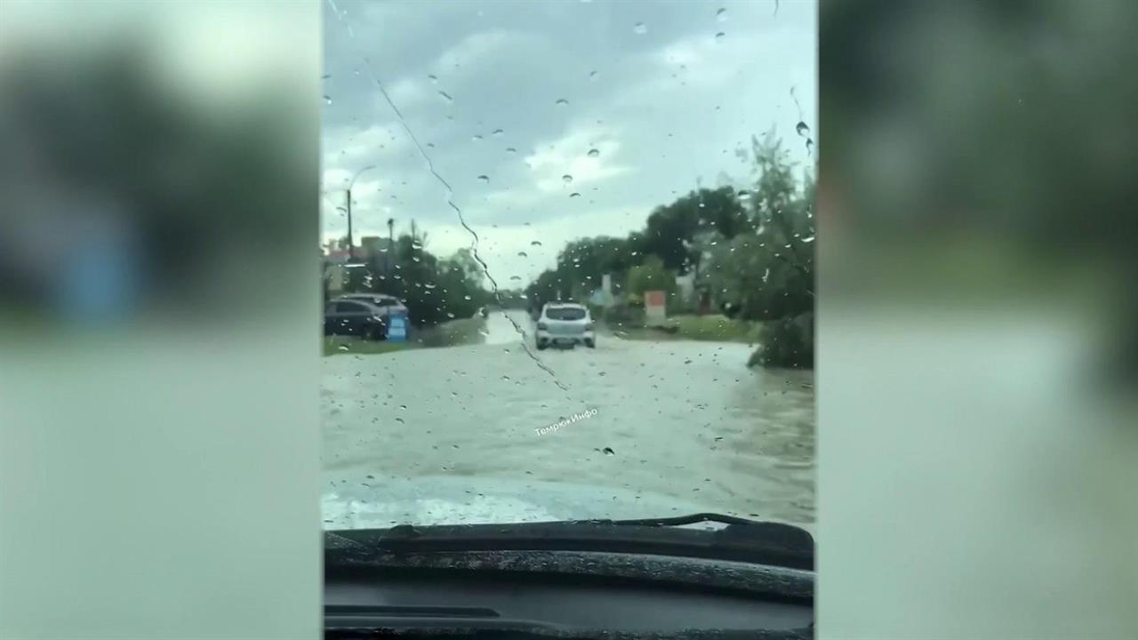 Из-за дождей в нескольких районах Кубани затопило десятки придомовых территорий