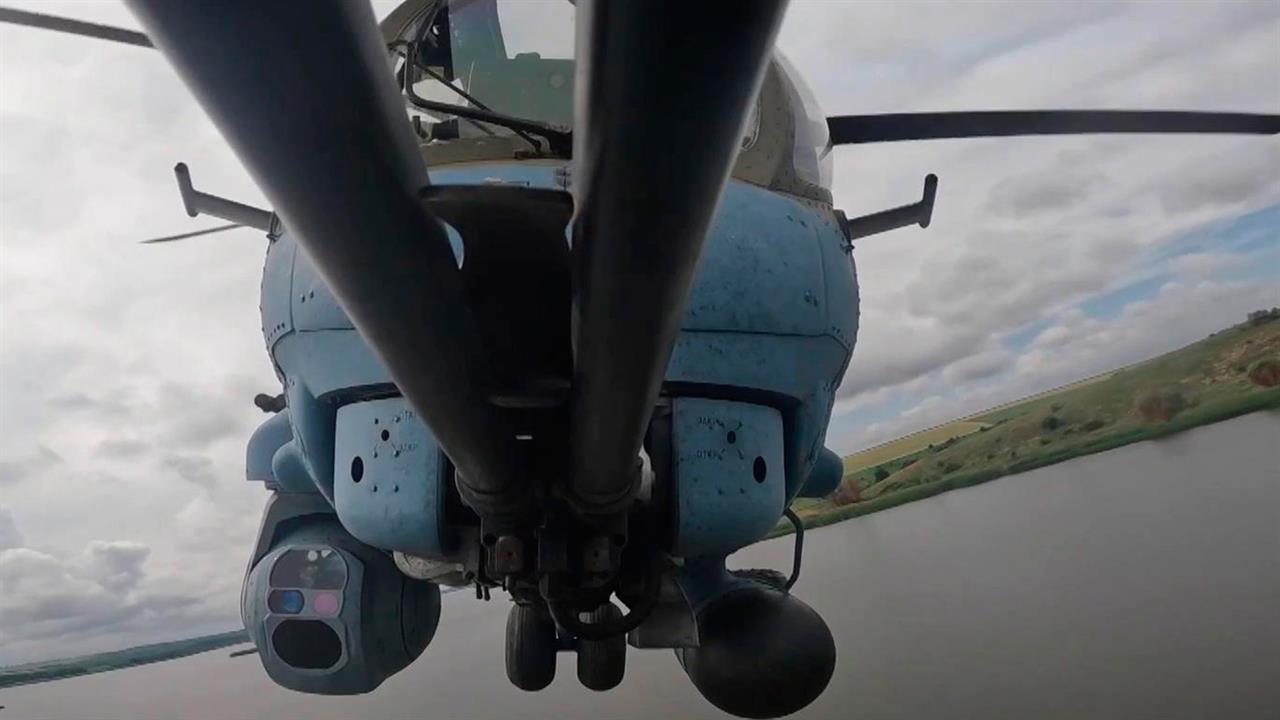 Ударные вертолеты Ми-35 уничтожают бронетехнику ВСУ