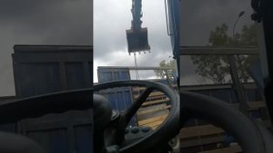 разгрузка бетонных колец. с помощью колёсного экскаватора. хюндай 180 w9s.
