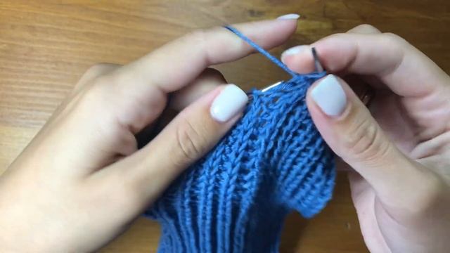 Очень простая повязка на голову спицами.Подробный МК! Повязка английской резинкой #вязаниеспицами смотреть онлайн