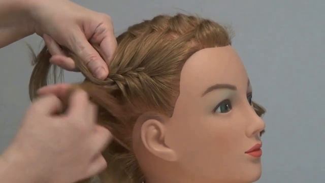 Прическа на средние волосы с плетением. Braided hairstyle tutorial смотреть онлайн