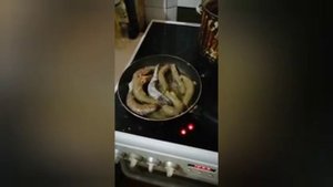 Рыба Вьюн на сковороде. Очень живучая!