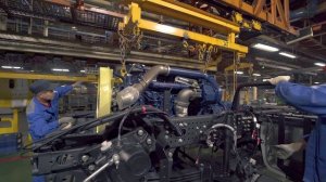 Сборка К5, установка двигателя — автомобильный завод «КАМАЗа»