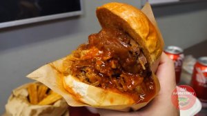 Сочный бургер и аппетитные ребрышки