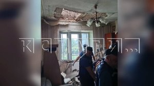 Рабочий, делавший ремонт на крыше, провалился в квартиру