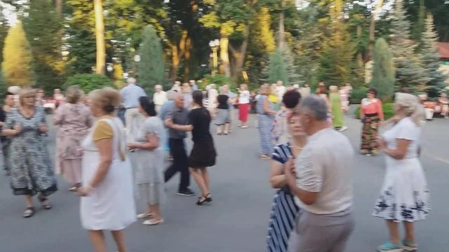 Харьков, танцы в парке; "Белая белая метелица" смотреть онлайн