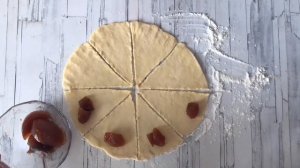 КАК ПРИГОТОВИТЬ РОГАЛИКИ НА СМЕТАНЕ С ПОВИДЛОМ? Простая и вкусная выпечка без дрожжей к чаю