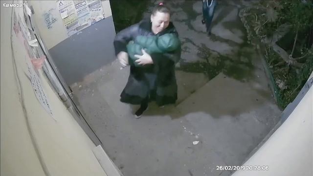 5   как правильно выключить свет в подъезде перед входом в него соседей с ребенком на руках