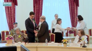 Юрий Шалабаев вручил почетные знаки В честь 80-летия освобождения Ленинграда от фашистской блокады н