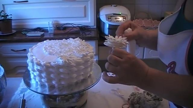 Оформление торта белково заварным кремом .Ромашки из белково заварного крема .