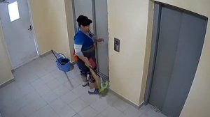 Cломавшийся лифт начал движение с открытыми дверями