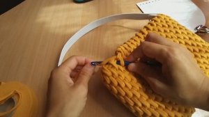 Осенняя Сумка из трикотажной пряжи крючком. Узор Ротанг, как вяжется, смотрите в видео