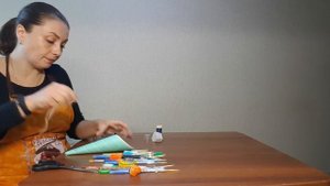 "Букет из канцтоваров, конфет в кульке из тетради к 1 сентября"