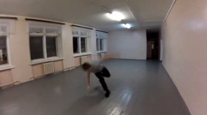 шок парень разбил стекло