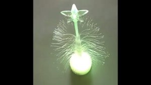 Новогодняя ёлка меняется цвет.