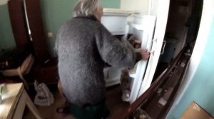 БАБУШКА ХОЧЕТ В СВОЮ КВАРТИРУ, А Я ЕЕ НЕ ПУСКАЮ! ПРОЦЕСС РЕМОНТА У НУЖДАЮЩЕЙСЯ БАБУШКИ
