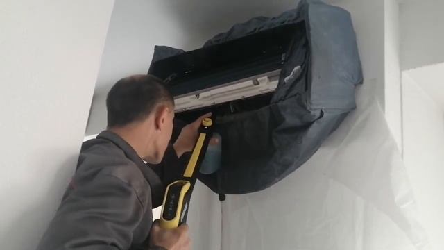 Чистка кондиционеров в Киеве. Этап мойки турбины химическим средством смотреть онлайн