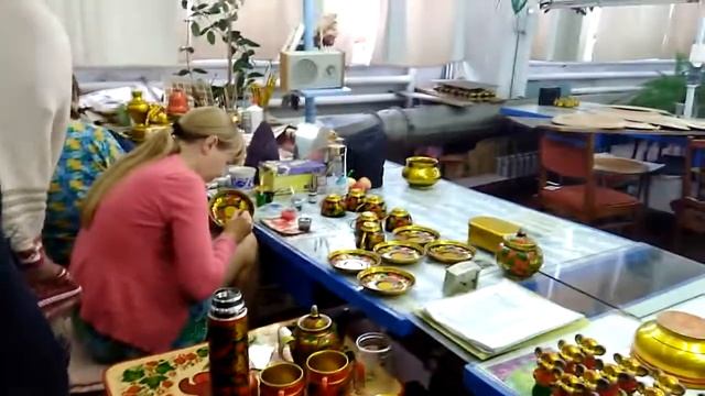 Экскурсия на фабрику хохломской росписи. Рассказы художниц, ваза, которой 200 лет, и многое другое смотреть онлайн
