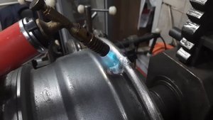 Шиномонтаж. Две трещины в титановом диске. Поговорим о сварке и рихтовке диска.