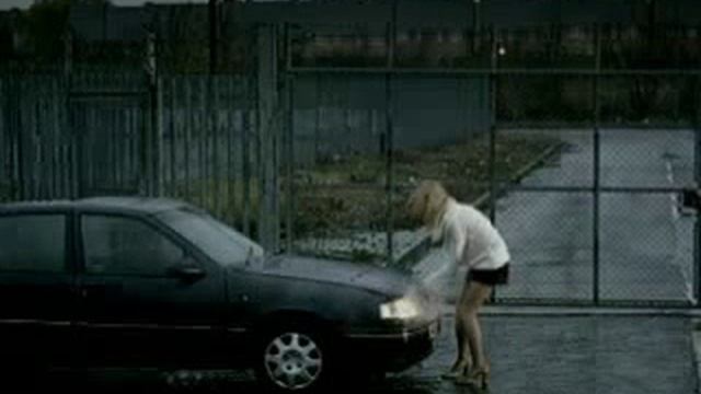 Блондинка ремонтирует автомобиль смотреть онлайн